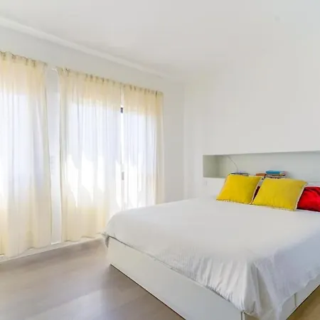 Stunning Duplex In Amadora